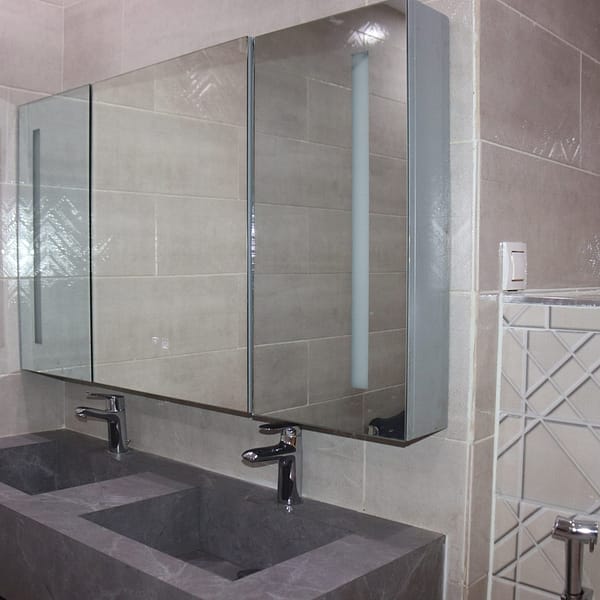 suite bathroom